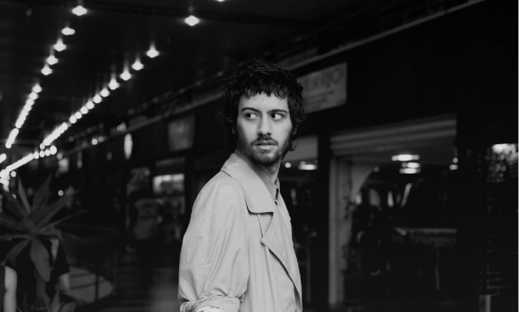 Background Serge Erege (1)
